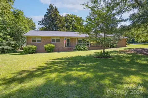 1810 Robin Dr, Lancaster, SC 29720 photo 2