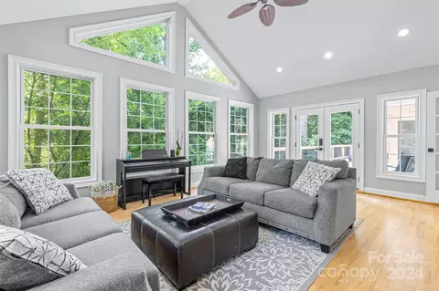 308 Heathcote Rd, Hendersonville, NC 28791