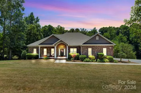 2213 Willow Creek Dr, Newton, NC 28658