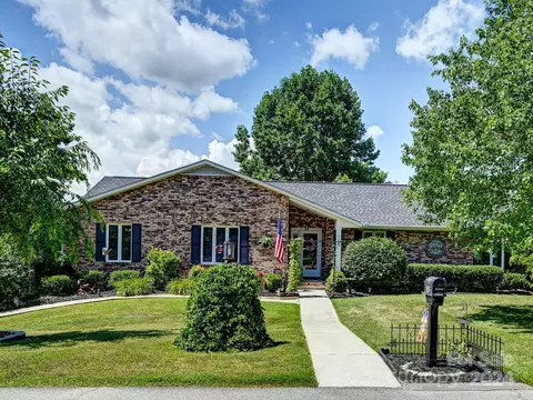 188 Mountain Valley Dr, Hendersonville, NC 28739