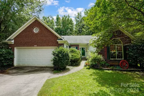 3319 Crescent Knoll Dr, Matthews, NC 28105