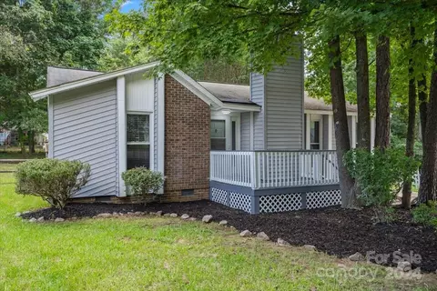 7704 Heatherdale Ct, Charlotte, NC 28212