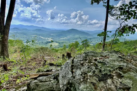 000 Arrowhead Ridge Rd, Spruce Pine, NC 28777