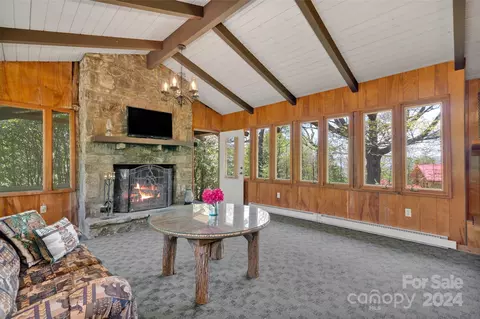 125 Octagon Pl, Waynesville, NC 28786