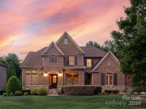 221 Glenmoor Dr, Waxhaw, NC 28173