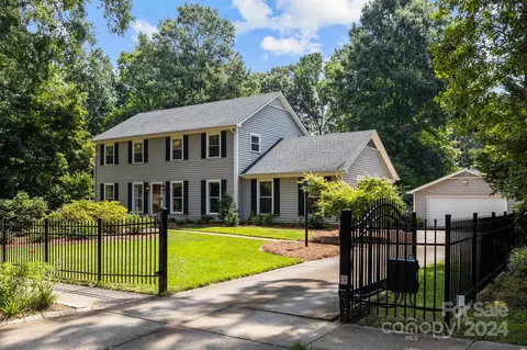 1212 Redcoat Dr, Charlotte, NC 28211