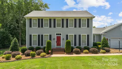 3221 Windrow Ln, Matthews, NC 28105