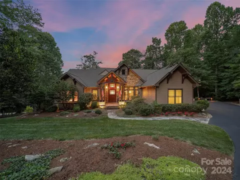 108 Bobby Jones Dr, Hendersonville, NC 28739