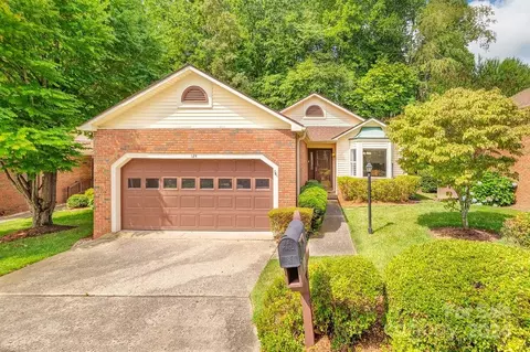 124 Exeter Ct, Hendersonville, NC 28791