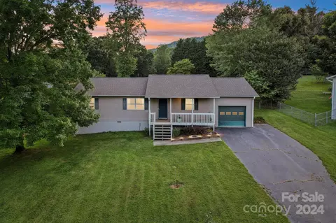311 Hunters Ridge Dr, Mills River, NC 28759