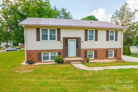 715 E 11th St, Newton, NC 28658 photo 2