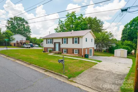 715 E 11th St, Newton, NC 28658