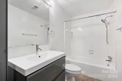 Bath - 207 Crescent Dr, Davidson, NC 28036 photo 4 of 4