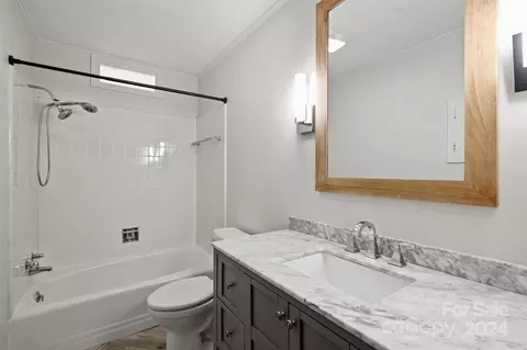 Bath - 207 Crescent Dr, Davidson, NC 28036 photo 2 of 4