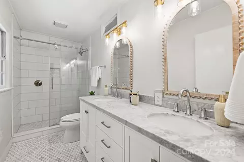 Bath - 207 Crescent Dr, Davidson, NC 28036 photo 3 of 4