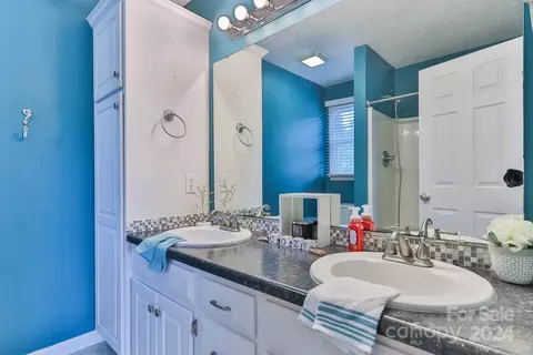 Bath - 4916 Stone Dr, Conover, NC 28613 photo 4 of 5