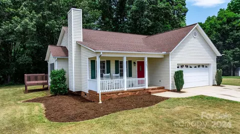 3697 Serenity Dr, Hickory, NC 28602
