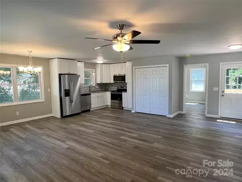 2259 6th St, Hickory, NC 28602