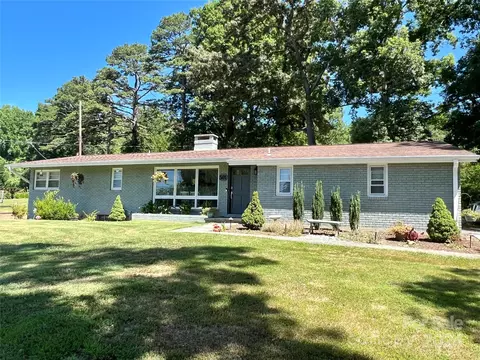 301 Whispering Hills Dr, Hendersonville, NC 28792
