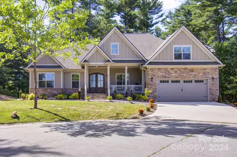 25 Willow Ct, Hendersonville, NC 28739