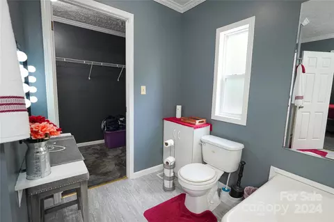 Bath - 131 Mayflower Ln, Sylva, NC 28779 photo 2 of 3