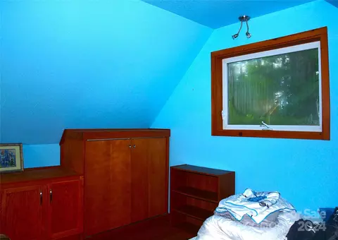 Bedroom - 15281 Betsys Gap Rd, Clyde, NC 28721 photo 2 of 2