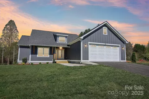 35 Haywood Park Dr, Hendersonville, NC 28791