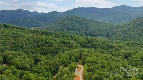 635 Slick Rock Rd, Hendersonville, NC 28792