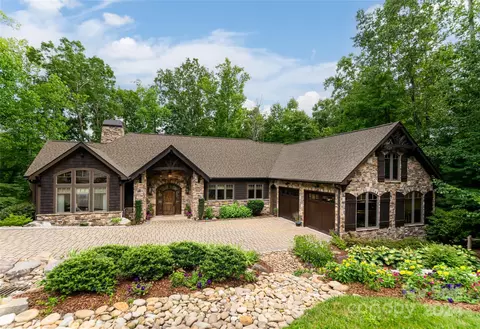 2 Cherokee Orchard Ct, Fairview, NC 28730