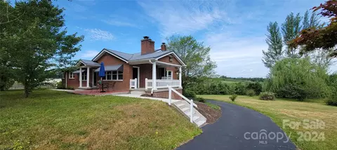 687 Ridge Rd, Hendersonville, NC 28792