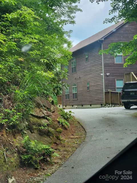 33 Lower Tanglewood Rd, Lake Toxaway, NC 28747