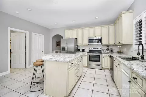 Kitchen - 17719 Mesa Range Dr, Cornelius, NC 28031 photo 4 of 5