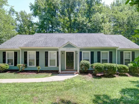 915 Somersby Ln, Matthews, NC 28105
