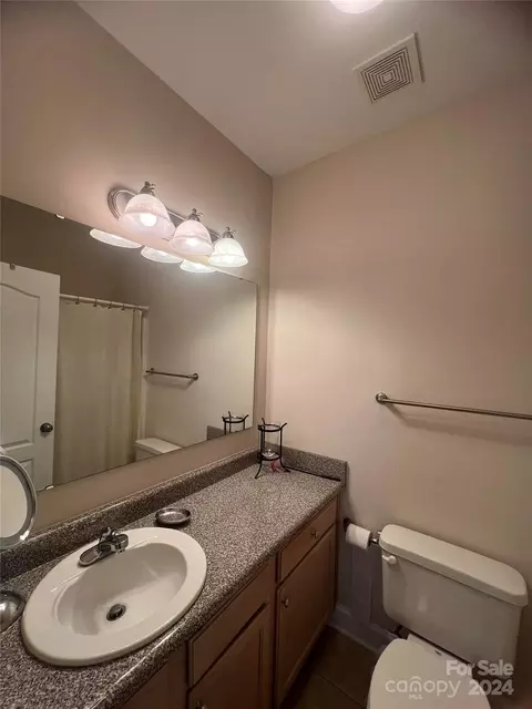 Bath - 1376 21st Ne Ave NE, Hickory, NC 28601 photo 2 of 2