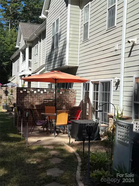 Exterior - 1376 21st Ne Ave NE, Hickory, NC 28601 photo 3 of 3