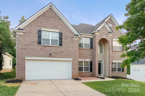 3720 Watts Bluff Dr, Charlotte, NC 28213