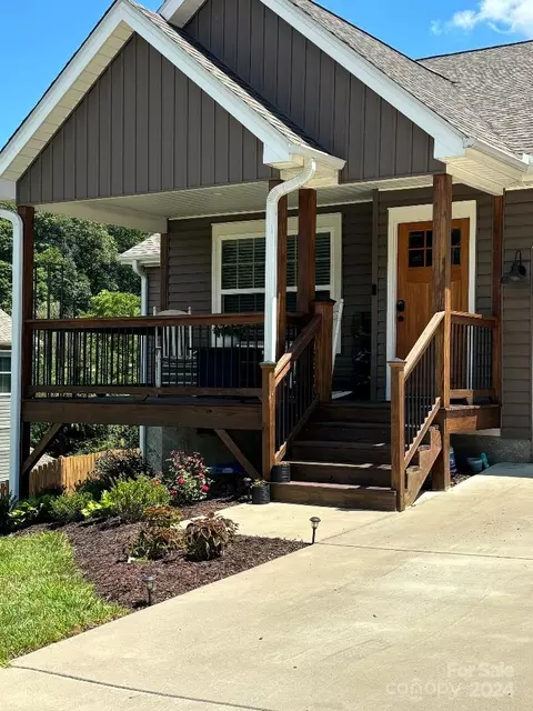 105 Ivey Farms Rd, Candler, NC 28715