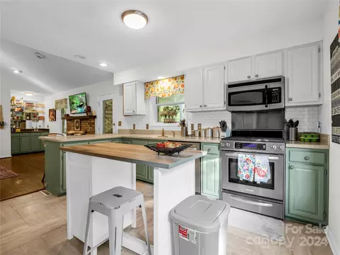 26 Chariot Ct, Hendersonville, NC 28791
