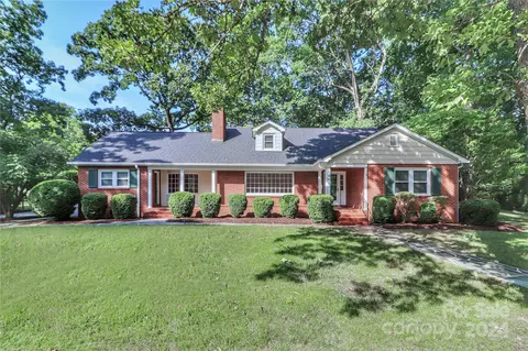 319 N Oakwood Dr, Statesville, NC 28677