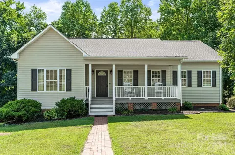 4402 Steeplechase Dr, Hickory, NC 28601