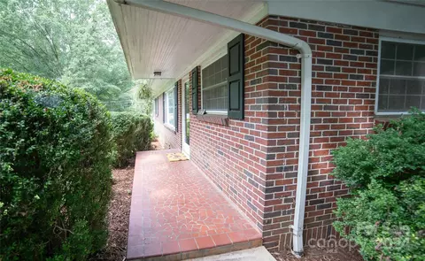 212 Fox St, Morganton, NC 28655 photo 2