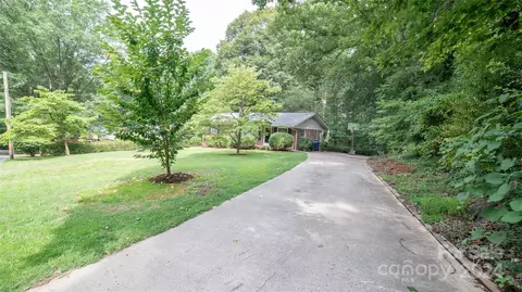 212 Fox St, Morganton, NC 28655 photo 3