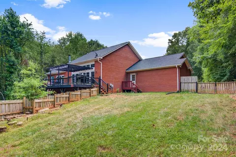 6310 Mountainside Dr, Hickory, NC 28601 photo 4
