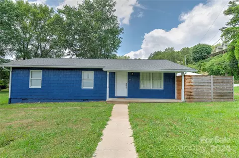 15 Penland St, Clyde, NC 28721