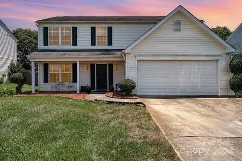 9720 Avensong Crossing Dr, Charlotte, NC 28215