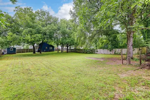Exterior - 3906 Sofley Rd, Charlotte, NC 28206 photo 5 of 7