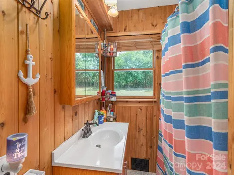 Bath - 4784 Old Clyde Rd, Clyde, NC 28721 photo 1 of 1