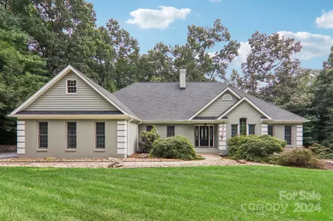 2 Thornapple Dr, Hendersonville, NC 28739