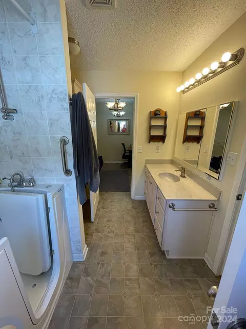 Bath - 500 Willowbrook Dr, Morganton, NC 28655 photo 1 of 2