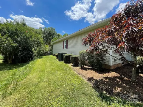 Exterior - 500 Willowbrook Dr, Morganton, NC 28655 photo 2 of 4